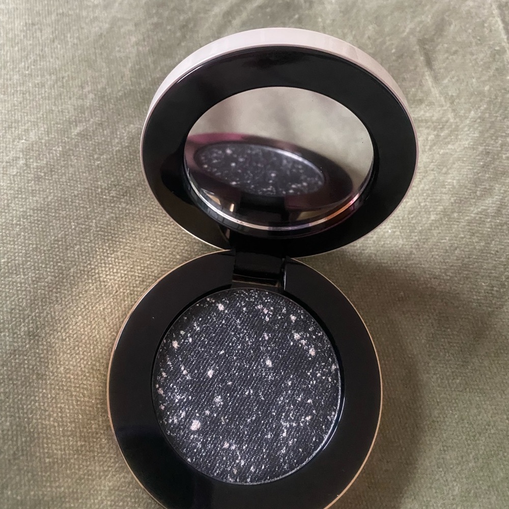 MAKE multi-chromatic metal-reflecting eyeshadow